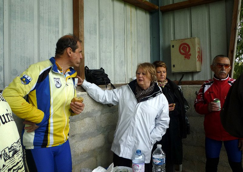 2012-05-18 08 A l_abri dans les tribunes.JPG